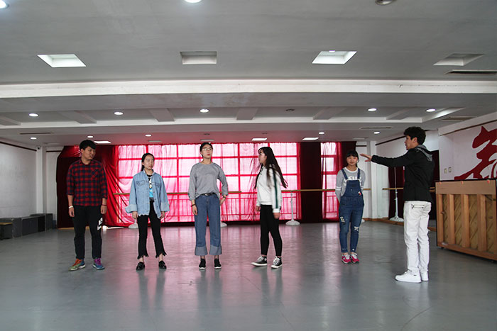 表演老師對(duì)學(xué)生進(jìn)行專業(yè)知道