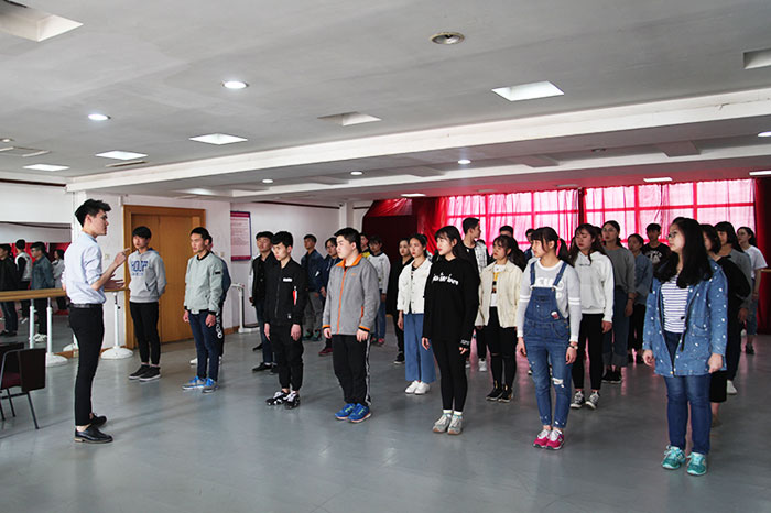 表演專業(yè)老師對(duì)學(xué)生進(jìn)行專業(yè)指導(dǎo)